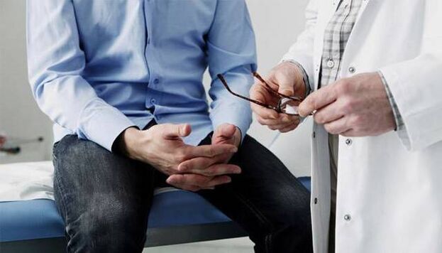 The doctor makes recommendations to the patient with prostatitis